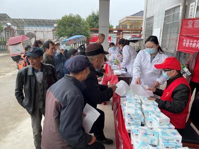 市皮防所黨員志愿者 健康義診進鄉村，麻風防治人人知，營養健康咨詢暖人心